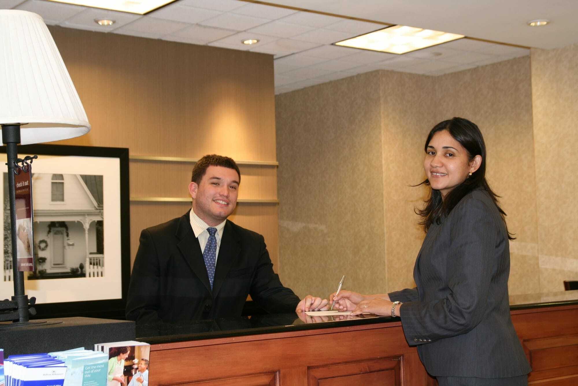 Hampton Inn & Suites By Hilton - Rockville Centre Exteriör bild